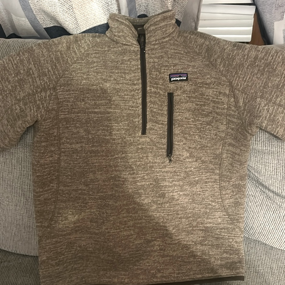 Like new Patagonia pullover half zip.